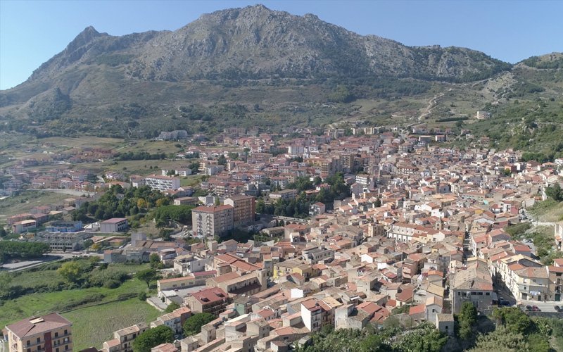 Piana degli Albanesi, un paese che si specchia sul lago